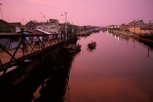Hoàng hôn bình yên bên sông ở Sài Gòn